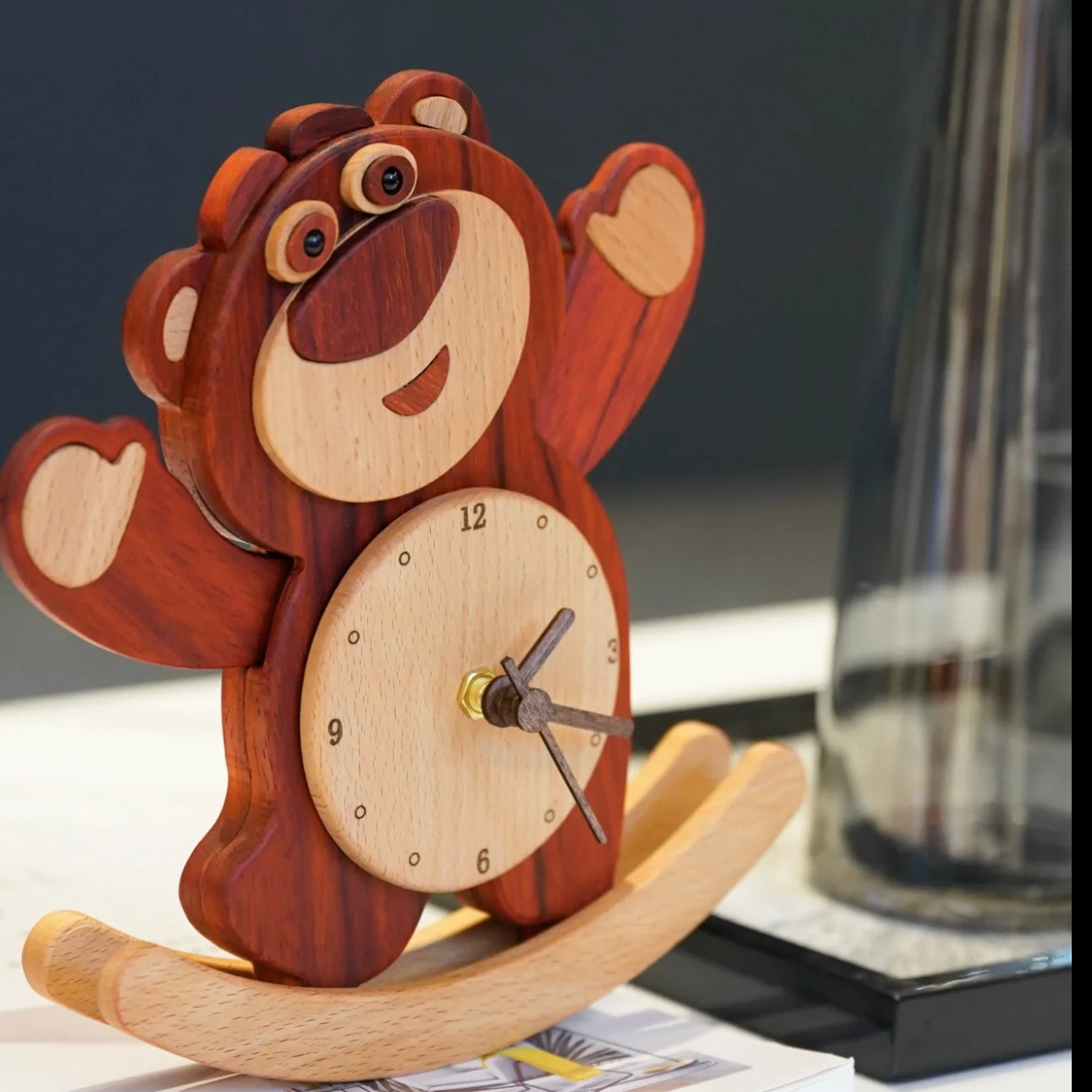 Reloj de madera balancín de Lotso de Disney – Reloj de madera maciza hecho a mano con movimiento oscilante