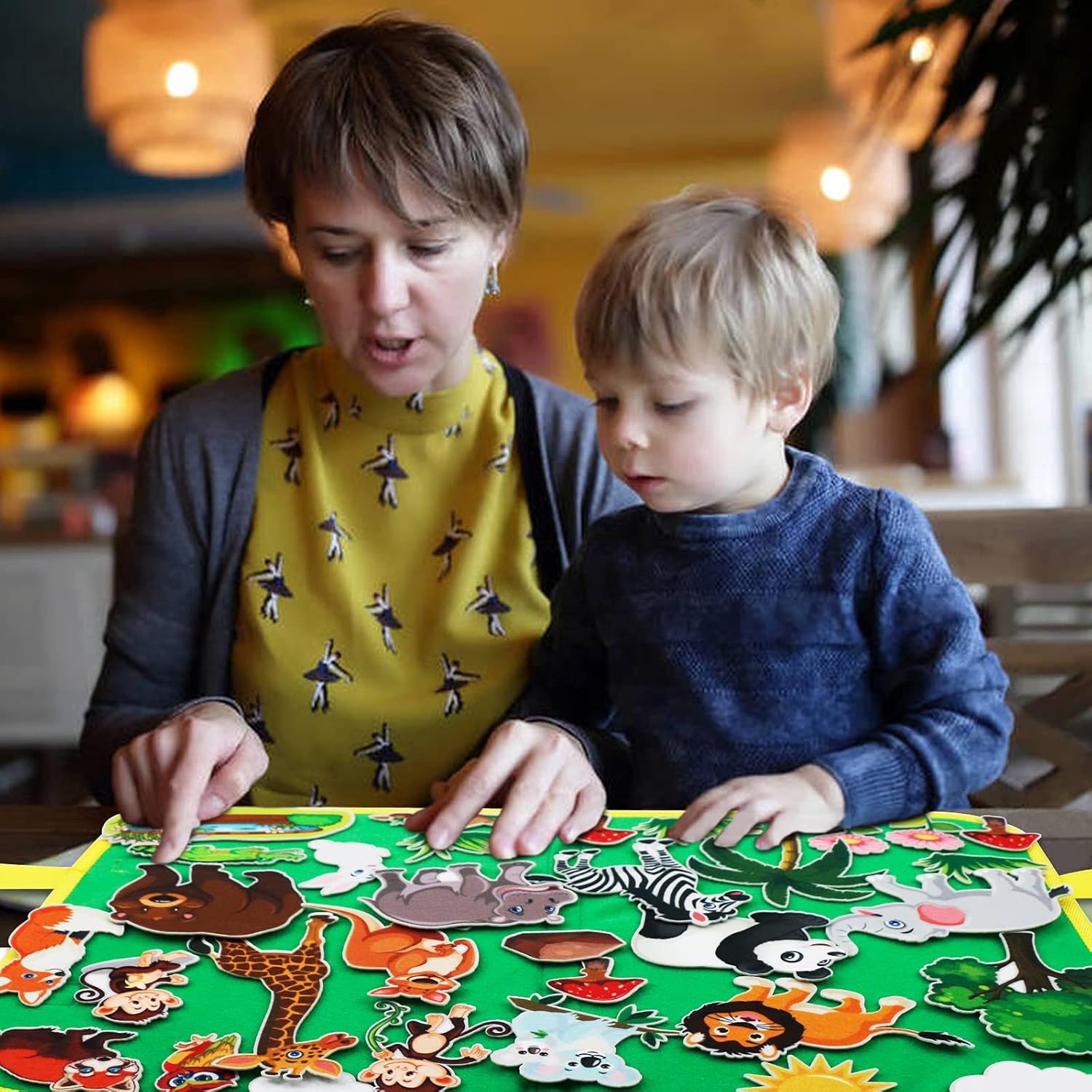 Craftstory Zoo Animals Travel Felt-Board Story Set for Toddlers, 32 Pieces Flannel Board Stories for Preschool Learning Toys Educational Storytelling Activity Board Gifts for Ages 3+