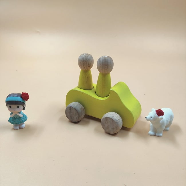 Extrokids Wooden 1 Car With 2 Peg Doll Set Toy - 1 pc RANDOM COLOR WILL BE SHIPPED - EKT1923