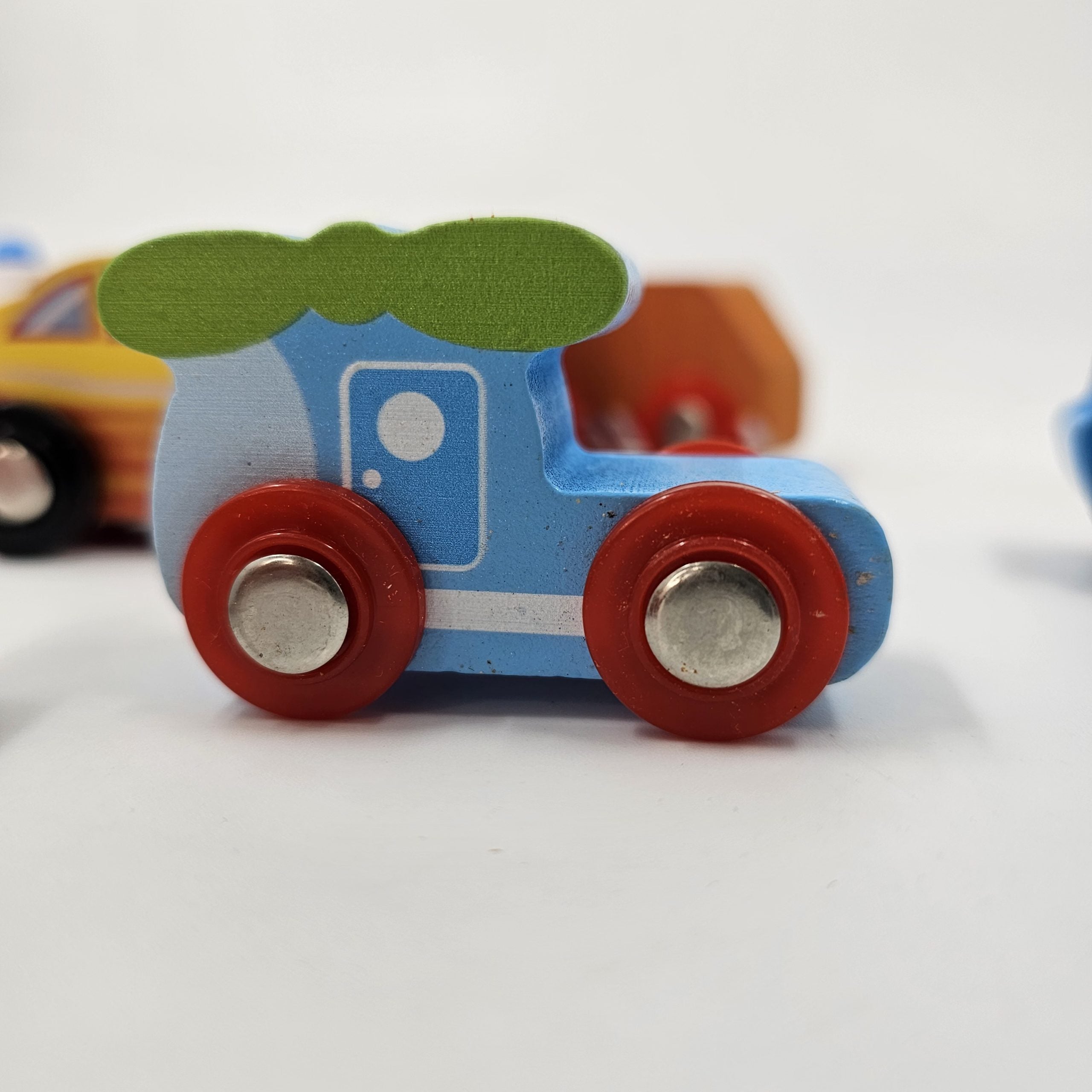 Wooden Colourful small car 1pc random design will be shipped - EKT2872