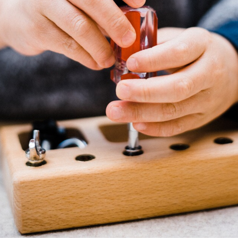 Tablero Montessori de Tornillos y Juegos para Niños