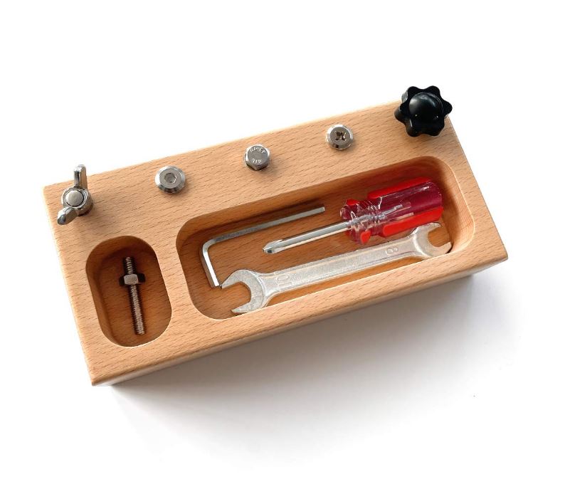 Tablero Montessori de Tornillos y Juegos para Niños