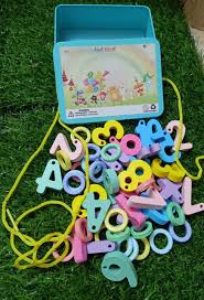 Juego de enhebrar letras y números Fidtoy para el aprendizaje temprano