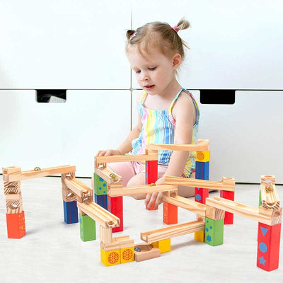 Juguete de madera Fidtoy con pista de canicas para niños pequeños | Bloques de construcción STEM para la motricidad fina y el pensamiento lógico
