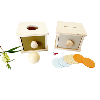 Caja Montessori de permanencia de objetos con cajón y pelota / con monedas y cajón