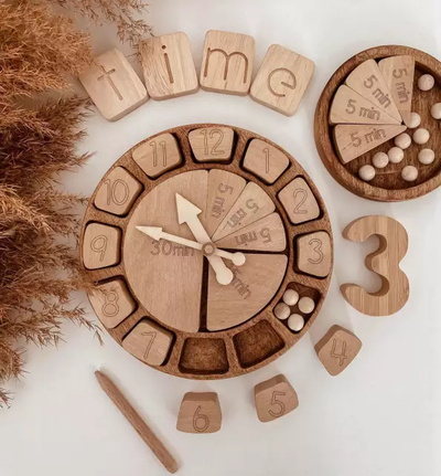 Horloge en bois avec perles en hêtre et chiffres en bois