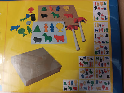 Tapotez une image, marteau en bois, clou, jeu de tableau en liège géant pour la maternelle