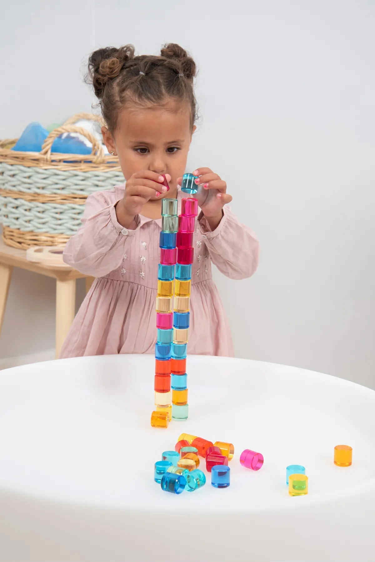 Tickit 100 pcs Gem Circle Lucite Gem Circle Blocks with Mirror Tray Rainbow Translucent Acrylic Open-ended Toy with Tray Tickit