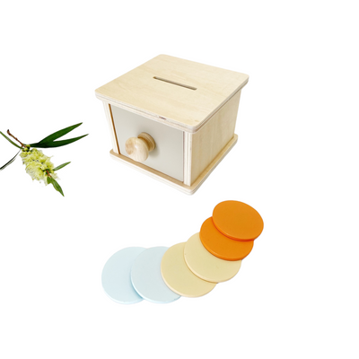 Caja Montessori de permanencia de objetos con cajón y pelota / con monedas y cajón