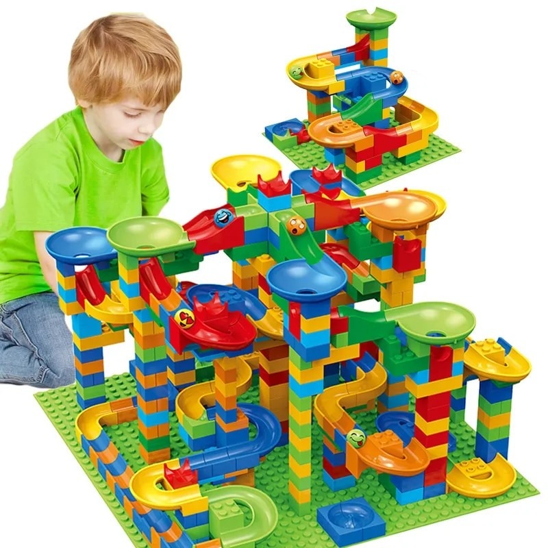 Circuito de canicas para niños