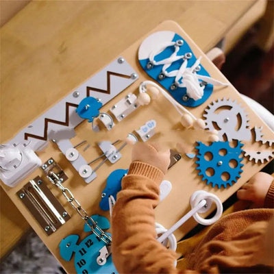 Fidtoy Busy Board XXL 13 Complicaciones para niños pequeños – Juguete de aprendizaje Montessori para habilidades motrices finas y juego sensorial