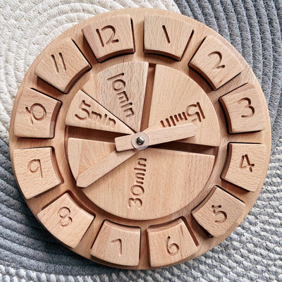 Horloge en bois avec perles en hêtre et chiffres en bois