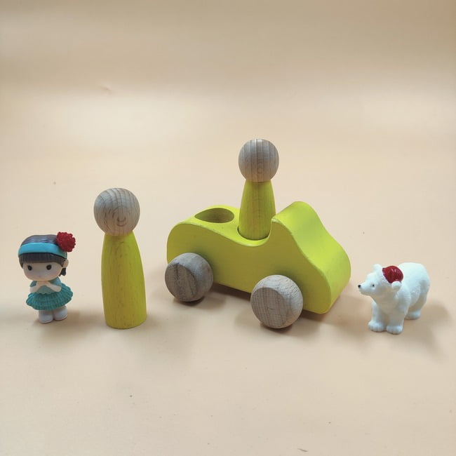 Extrokids Wooden 1 Car With 2 Peg Doll Set Toy - 1 pc RANDOM COLOR WILL BE SHIPPED - EKT1923