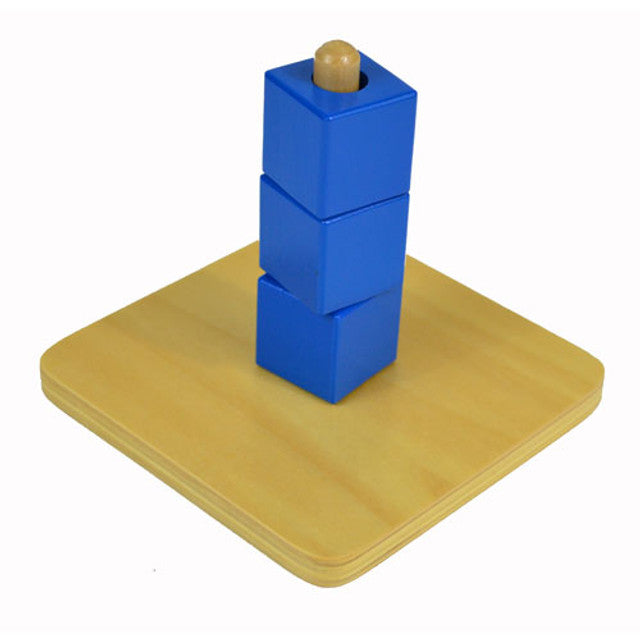 Cubes sur une cheville verticale