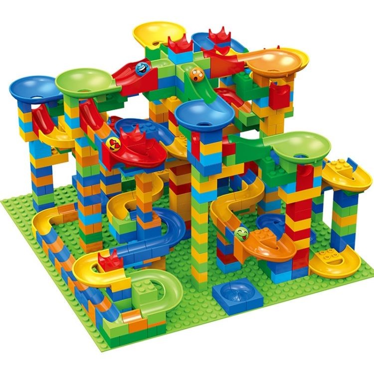 Circuito de canicas para niños