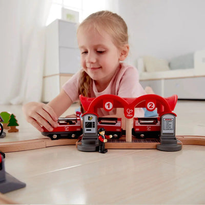 Fidtoy Wooden Busy City Train Railway Set with Tracks and Accessories
