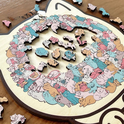 Multitud de gatos cómodos — Rompecabezas de madera (Tablero con forma de gato, piezas caprichosas)