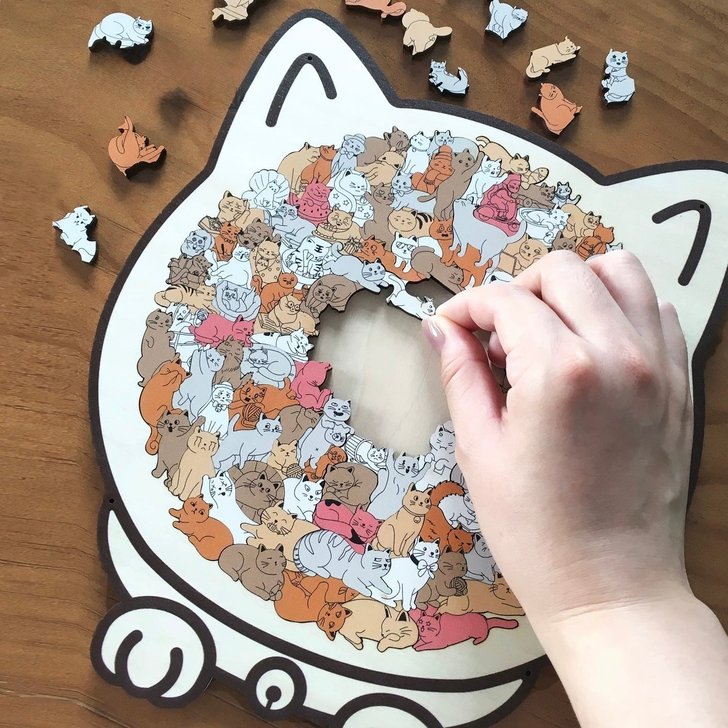 Multitud de gatos cómodos — Rompecabezas de madera (Tablero con forma de gato, piezas caprichosas)