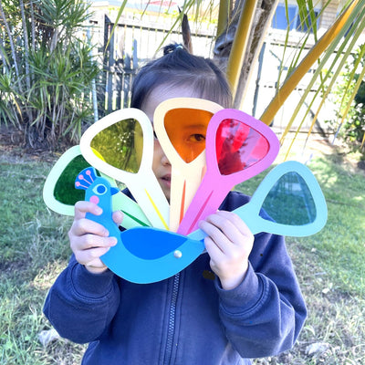 Jouet mélangeur de lumière sensoriel en bois « Paon » avec lentilles pour mélanger les couleurs primaires