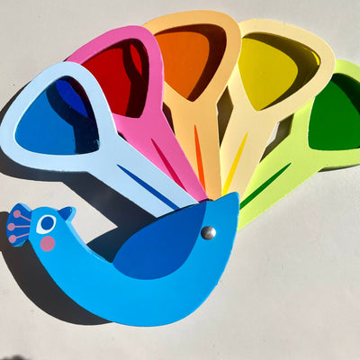 Jouet mélangeur de lumière sensoriel en bois « Paon » avec lentilles pour mélanger les couleurs primaires