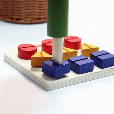 Planche d'activités Montessori en bois avec vis et écrous