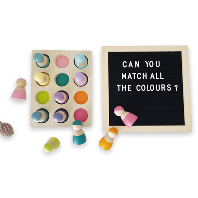 Tabla de clasificación de colores de 12 muñecos de madera tipo peg, colores del arcoíris