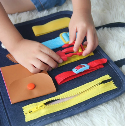 Tableau d'activités portable Fidtoy en feutre pour les tout-petits - Jouet de voyage pour développer la motricité fine