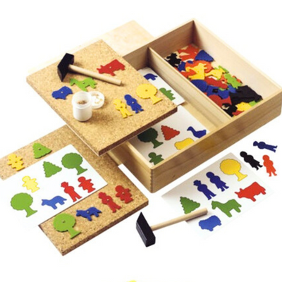 Tapotez une image, marteau en bois, clou, jeu de tableau en liège géant pour la maternelle