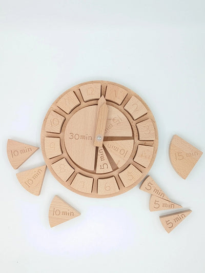 Horloge en bois avec perles en hêtre et chiffres en bois