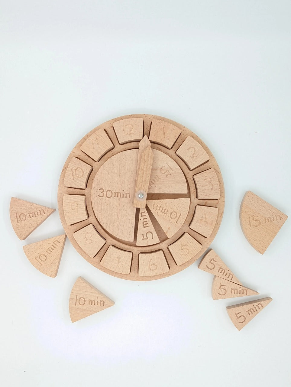 Horloge en bois avec perles en hêtre et chiffres en bois
