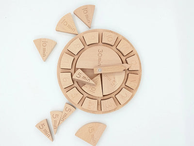 Horloge en bois avec perles en hêtre et chiffres en bois