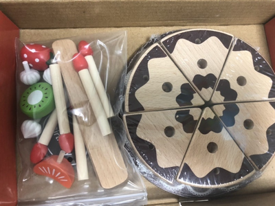 Gâteau d'anniversaire en bois avec bougies (jouet)