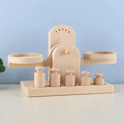 Balanza de madera de calidad Montessori, acabado natural clásico.