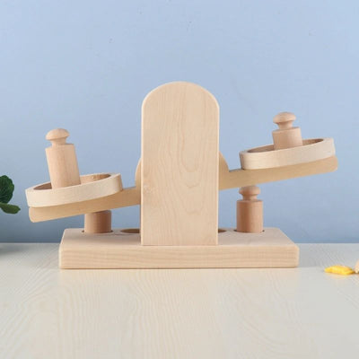Balanza de madera de calidad Montessori, acabado natural clásico.